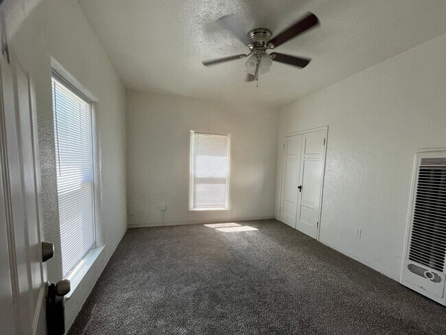 Building Photo - Conveniently located 1-bedroom, 1-bath apa...