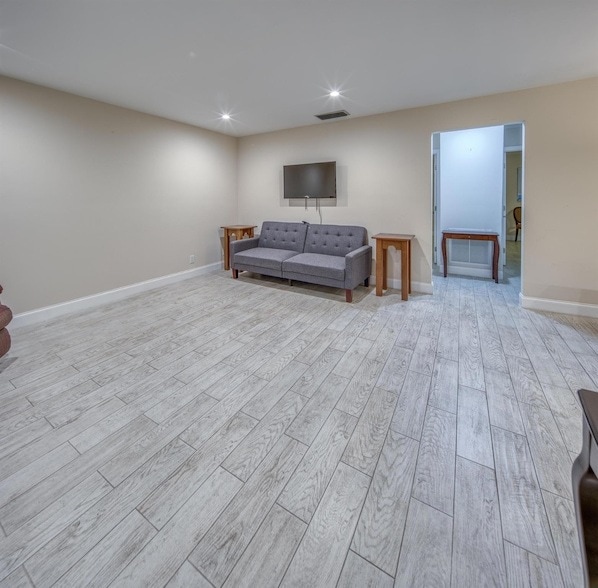 Building Photo - 301 S Lakeside Dr