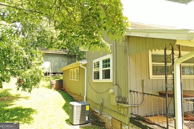 Building Photo - 135 Airport Rd