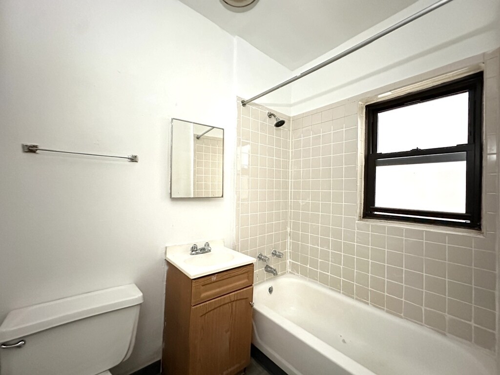 Building Photo - 931 W Sunnyside Ave
