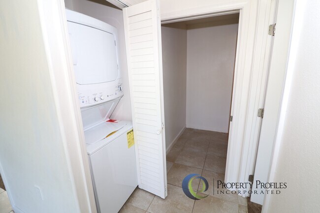 Building Photo - 2 Bedroom / 1 bath Ground Floor Kapahulu Apartment - Available Now!