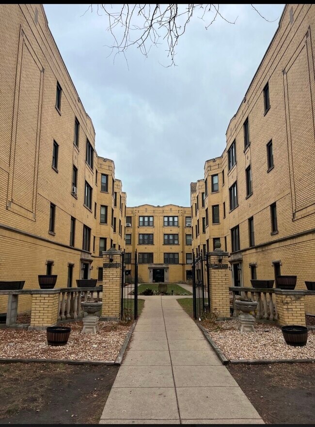 Primary Photo - 3823 N Greenview Ave