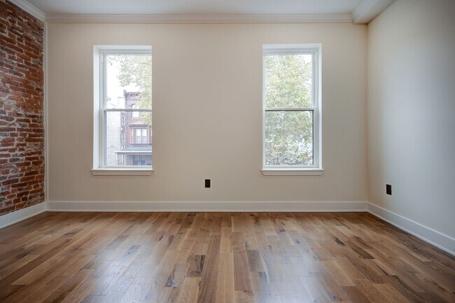 Building Photo - Spacious & Stylish Studio Apartment on W Diamond Street