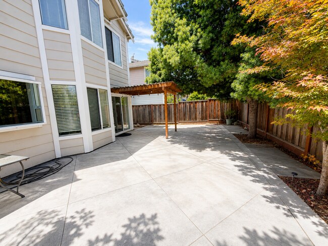 Building Photo - Welcome to this stunning 3 bedroom and 2.5 bathroom in the heart of Fremont, Ca