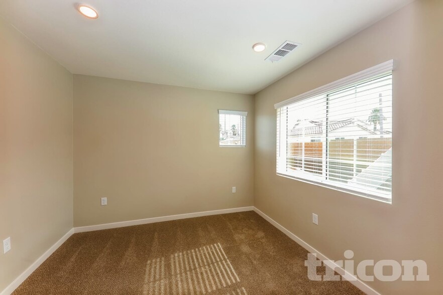 Building Photo - 662 Susanne St