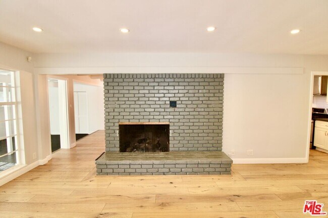 Building Photo - 5415 Coldwater Canyon Ave