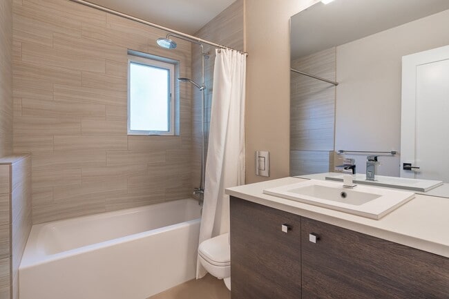 Building Photo - Welcome Home Modern Townhome in the heart of Freemont