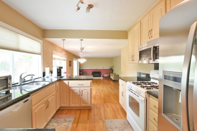 Building Photo - Beautiful 3 Bedroom + Office 2.5 Bath Home...