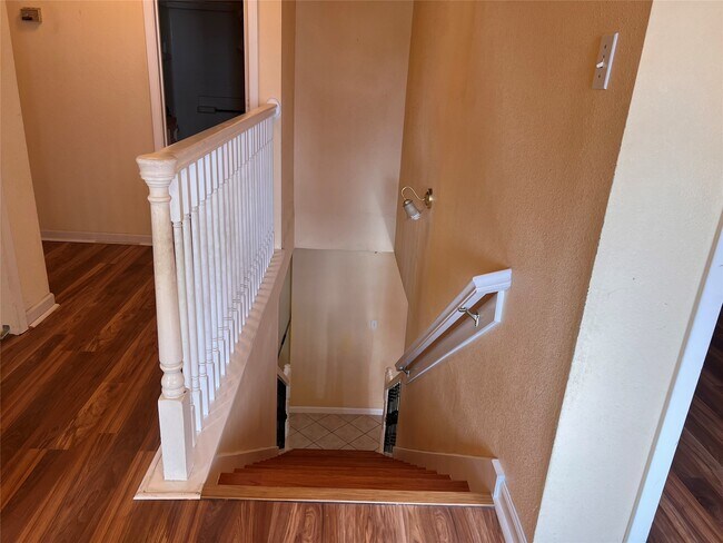 Building Photo - 1305 Vista Rd