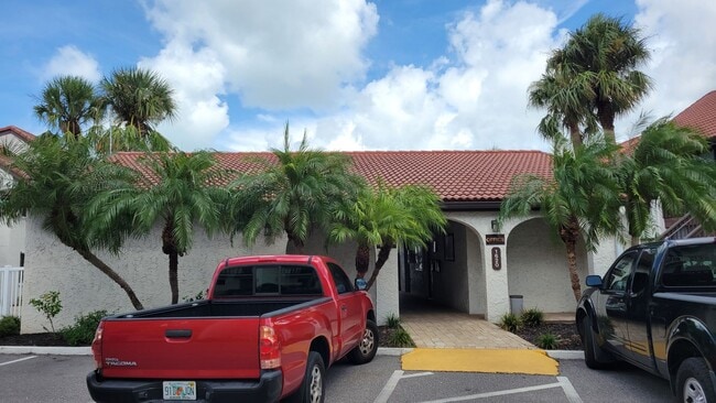 Building Photo - Annual/Seasonal turnkey furnished 2/2 end townhome in waterfront community by Siesta Key!