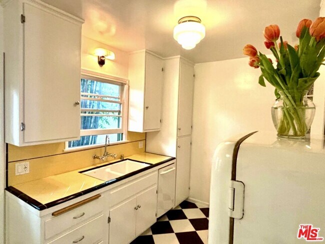 Primary Photo - 1325 Washington Ave