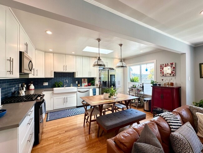 Building Photo - Modern & Bright 3BR/2BA Single-Family Home...