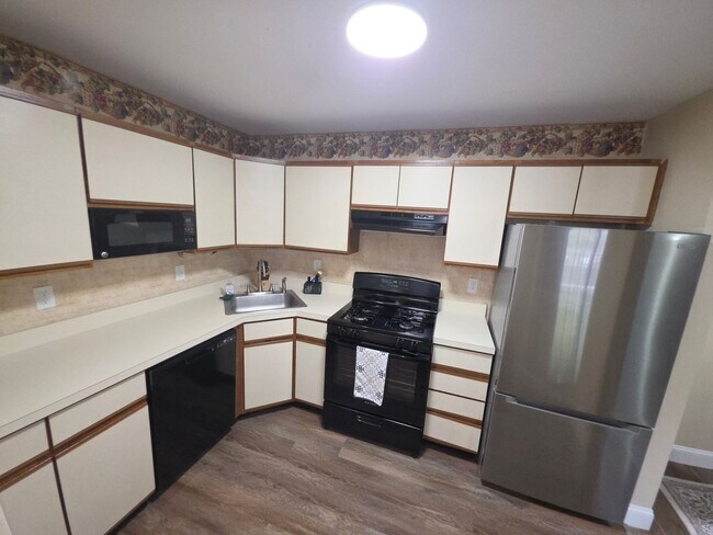 Building Photo - Rare opportunity! Furnished 2nd fl condominium boasting 2 large bedrooms, 2 full bathrooms, forma...
