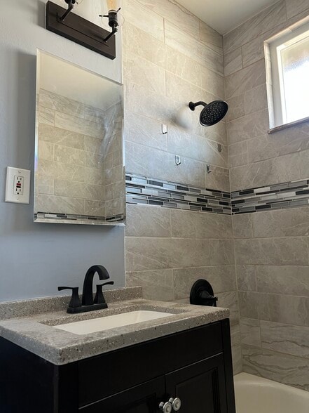 Building Photo - 576 N Wilson Ave