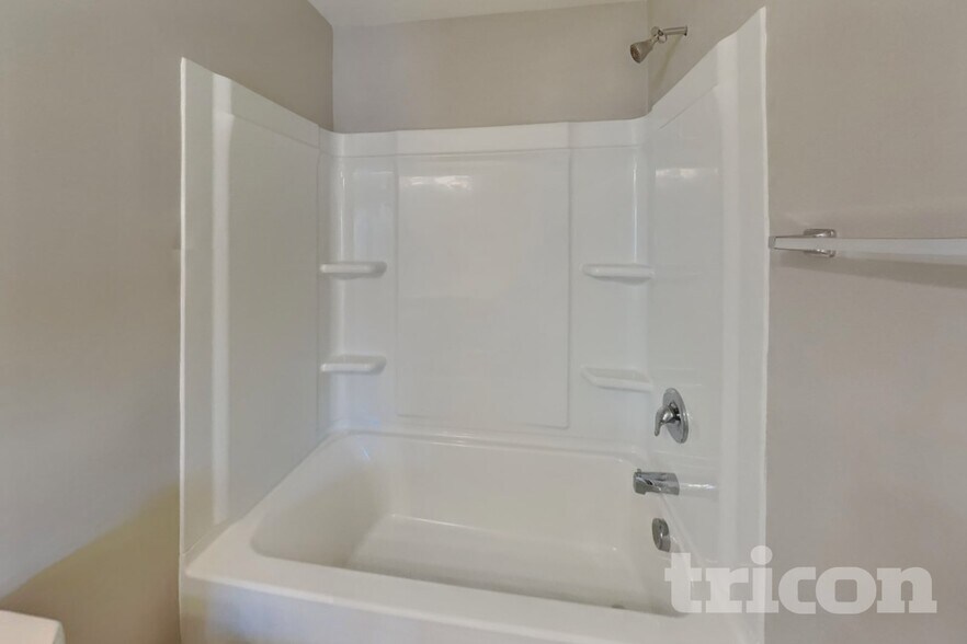 Building Photo - 105 Mdw Vis Ln