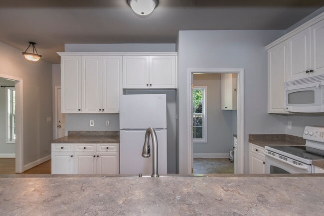 Building Photo - Rare opportunity to rent on LAKE MURRAY!