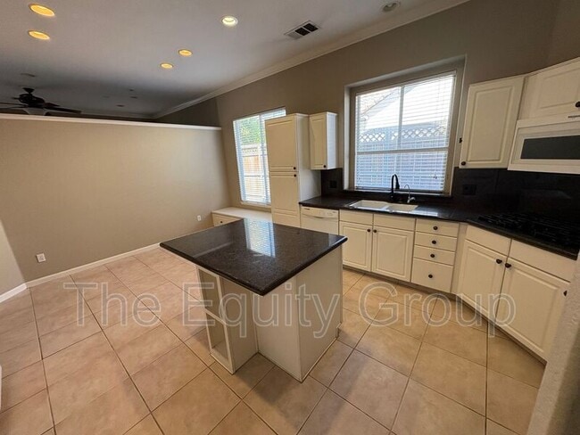 Building Photo - 2511 S Peppertree St