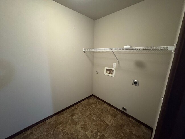 Building Photo - 3 Bed, 2.5 Bath PLUS Bonus Room