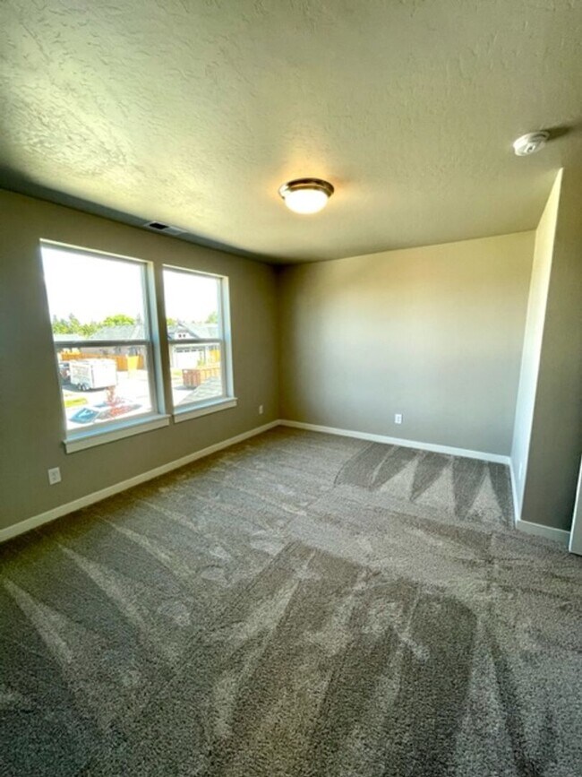 Building Photo - Stunning newer home in NE Bend neighborhood!