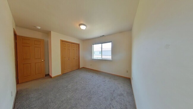 Building Photo - Gorgeous 2 Bedroom 1 Bathroom Townhouse St...