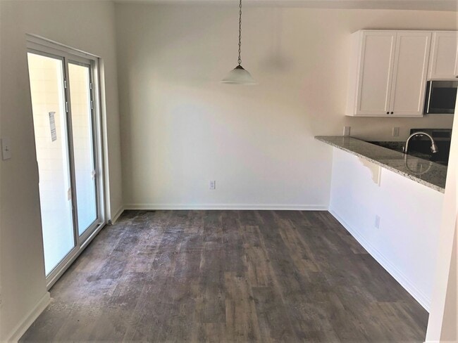 Building Photo - 2/2 Dolphin Villas Condo, Gulf Shores!