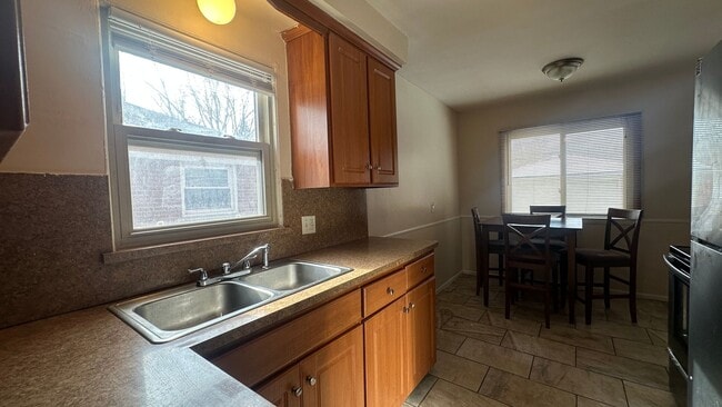 Building Photo - Three Bedroom Brick Ranch in Oak Park with...