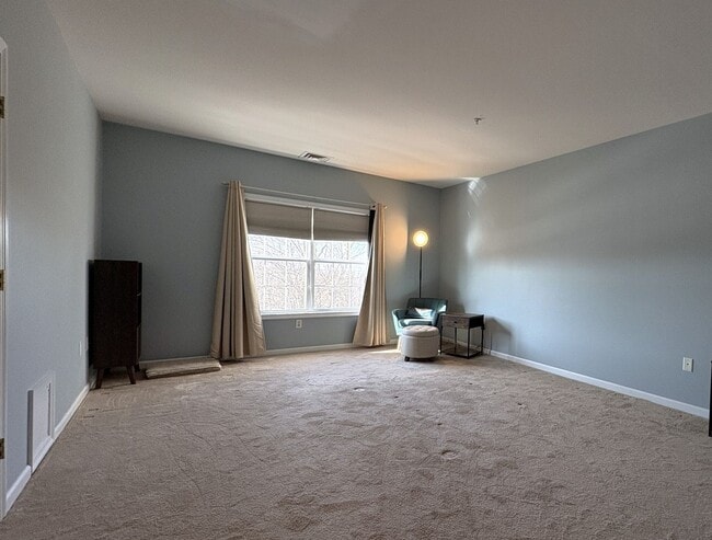 Building Photo - Spacious and Stylish 2 bedroom, 2 bath condo is desirable Coachman's Ridge complex