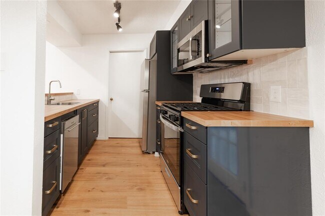 Building Photo - 100 Nicole Cove