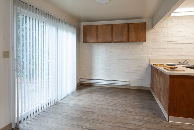 Building Photo - Kingway Apartments