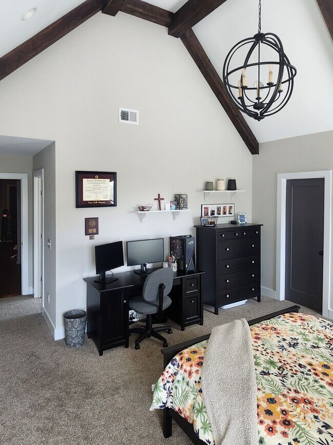 Building Photo - Don't Miss Out On This Spacious 4-Bedroom ...