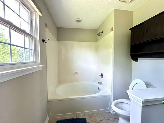 Building Photo - 8425 Hirsch Dr