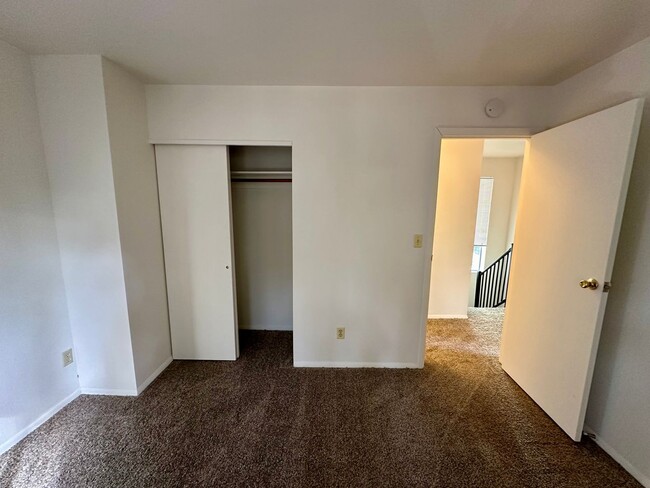 Building Photo - 2 Bedroom 2 Bathroom 2 Story House Walking...