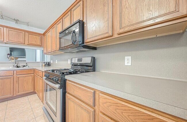 Building Photo - 101 Spencer Landing W