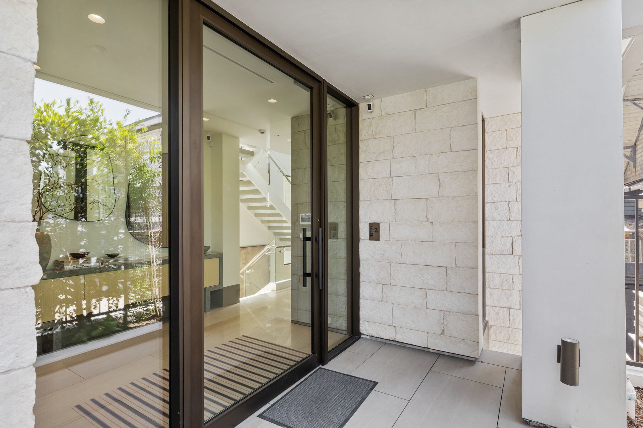 Building Photo - 716 The Strand