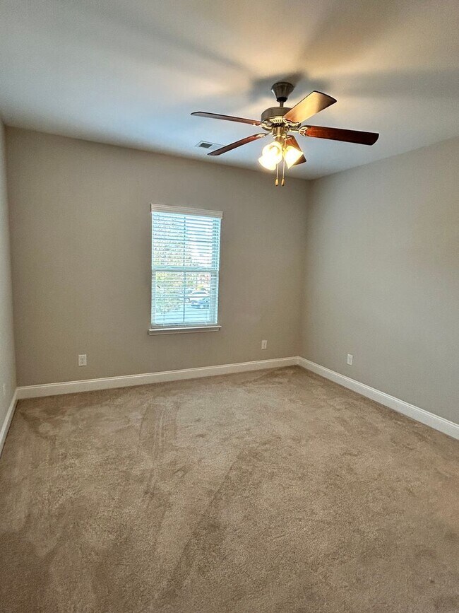 Building Photo - 3 Bedroom 3.5 Bath Spacious Townhome