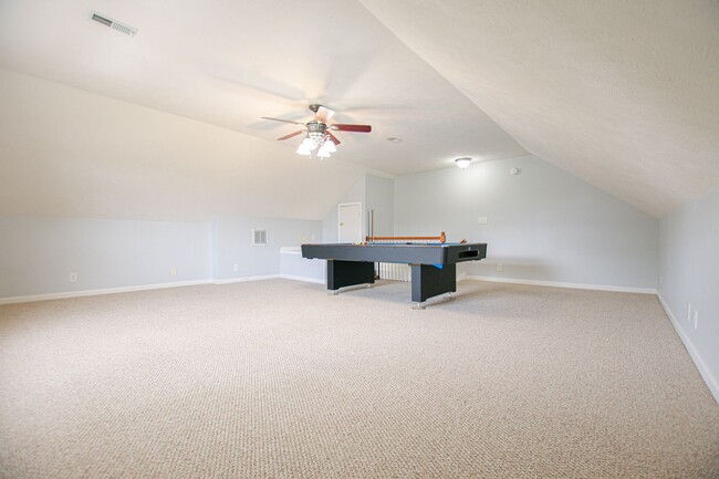 Building Photo - Three Bedroom with Bonus and Pool!