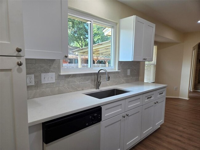 Building Photo - 6704 Clubway Ln