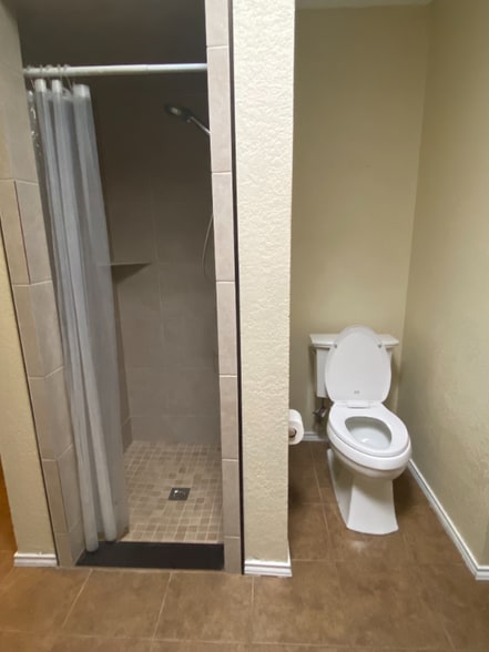 Building Photo - 1925 Willow Vale Dr