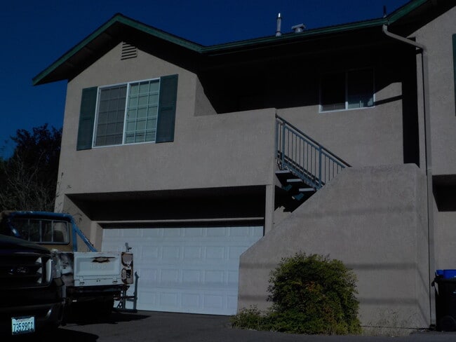 Building Photo - 732 Walnut Dr