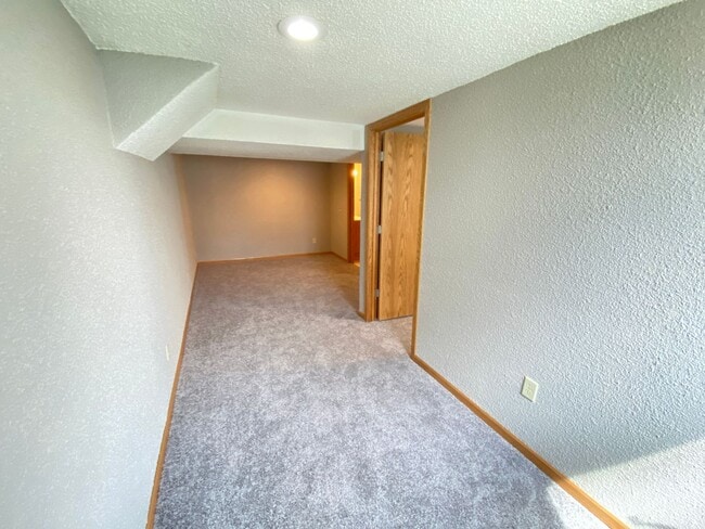 Building Photo - Now leasing for May 2026! Four Bed/One Bath