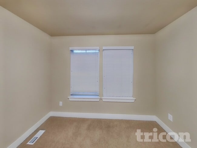 Building Photo - 4422 Logan Dr NE