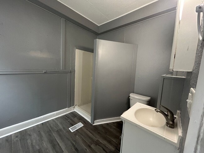 Building Photo - 3 Bedroom, 2 Bath house in East Moline