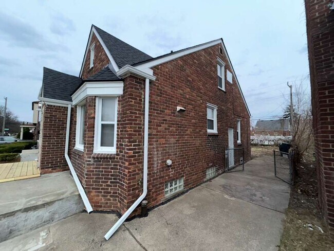 Building Photo - Three Bedroom Bungalow Ready for You