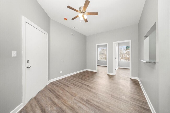 Building Photo - 5029 S Racine Ave