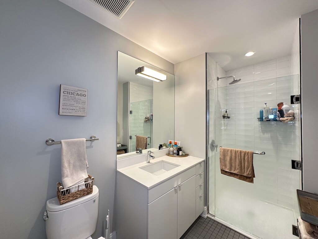 Building Photo - 941 W Belmont Ave