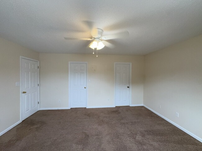 Building Photo - Stunning 3 Bedroom Home in Hubert-708 Covington Ct.