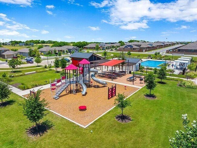 Building Photo - 305 Evergreen Sumac Lp