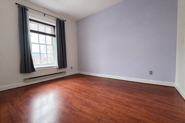 Building Photo - Pet Friendly 1 Bedroom Plus Den For Rent - Near Betty's, Close to Downtown!