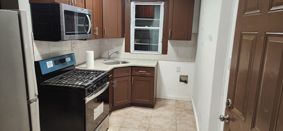 Building Photo - 203 Cooke St