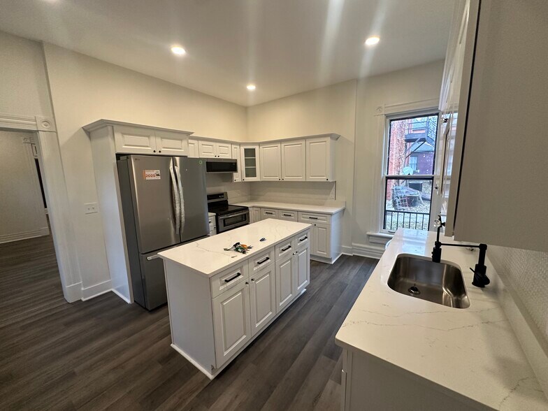 Building Photo - 81 Warren St